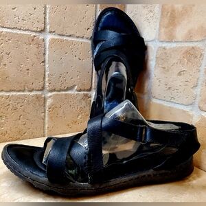 Born Women's Size 10 Black Strappy Sandals